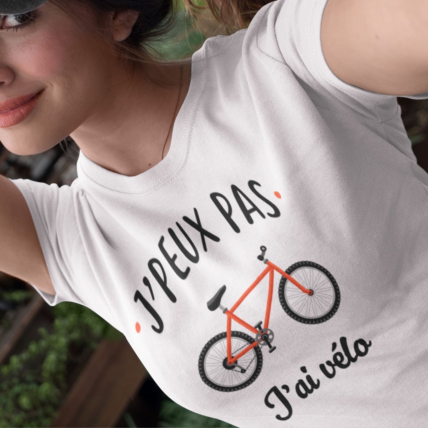 T-shirt femme avec l'inscription "J'peux pas, j'ai vélo", un modèle dynamique et décontracté pour les passionnées de cyclisme. Confortable et stylé, idéal pour afficher votre amour du vélo avec humour et simplicité.