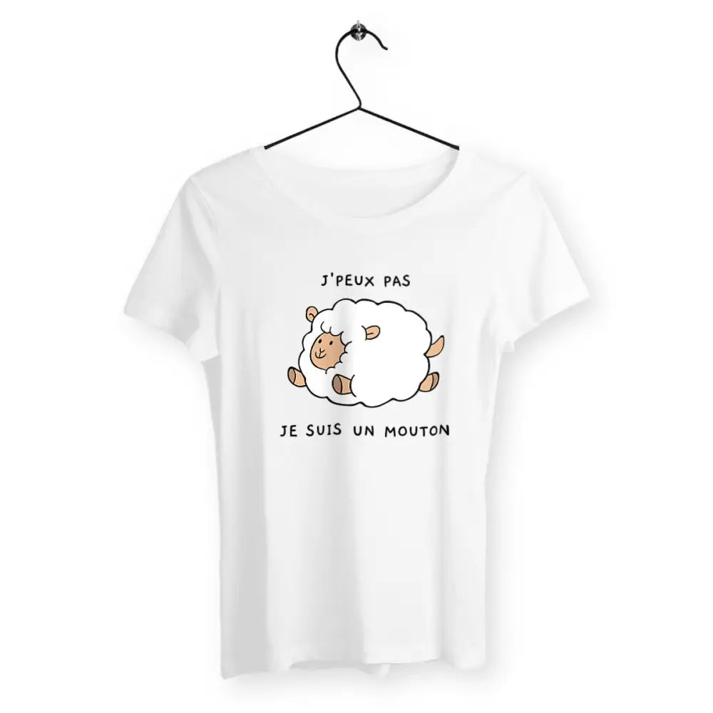 T-shirt femme avec l'inscription "J'peux pas, je suis un mouton", un modèle amusant et original pour celles qui aiment l'humour décalé. Confortable et stylé, parfait pour afficher un côté espiègle et léger.