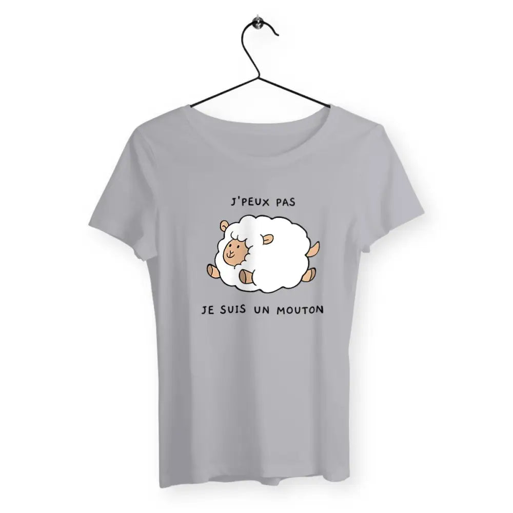 T-shirt femme avec l'inscription "J'peux pas, je suis un mouton", un modèle amusant et original pour celles qui aiment l'humour décalé. Confortable et stylé, parfait pour afficher un côté espiègle et léger.
