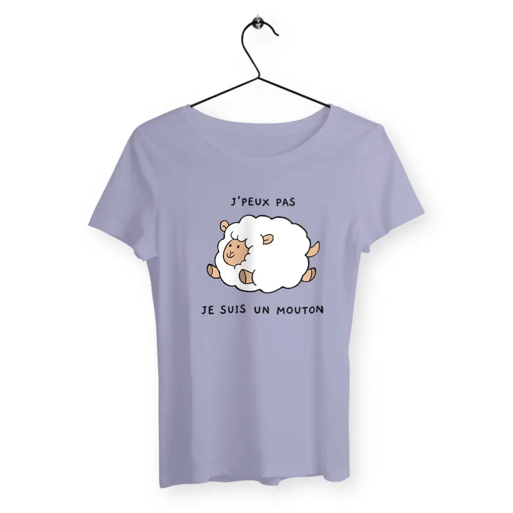 T-shirt femme avec l'inscription "J'peux pas, je suis un mouton", un modèle amusant et original pour celles qui aiment l'humour décalé. Confortable et stylé, parfait pour afficher un côté espiègle et léger.
