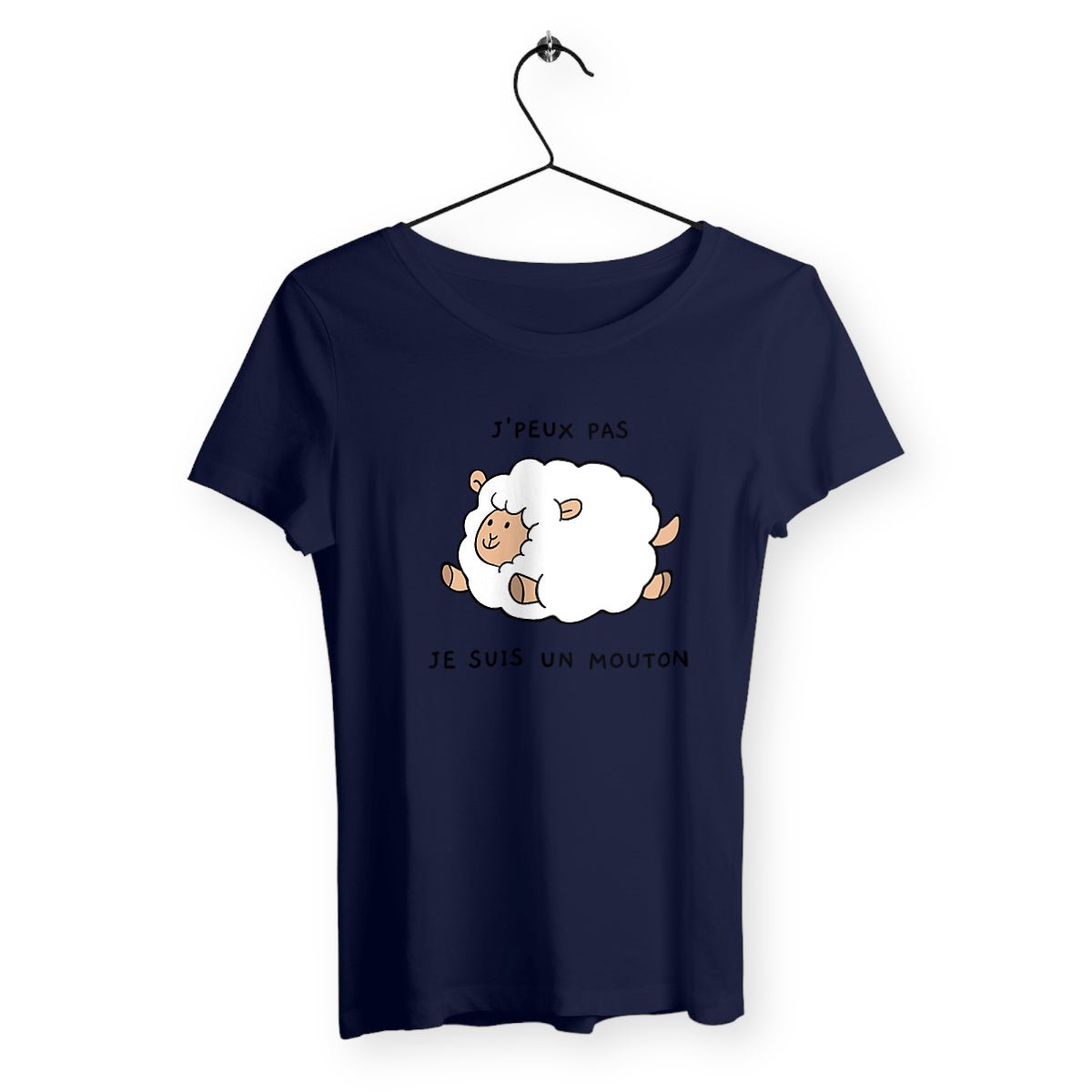 T-shirt femme avec l'inscription "J'peux pas, je suis un mouton", un modèle amusant et original pour celles qui aiment l'humour décalé. Confortable et stylé, parfait pour afficher un côté espiègle et léger.