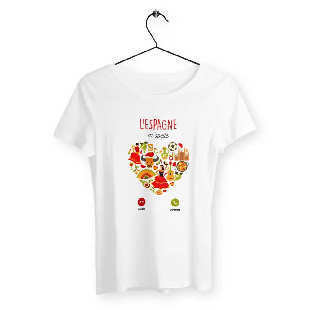 T-shirt femme avec l'inscription 'L'Espagne m'appelle', un design vibrant et exotique, parfait pour les amoureux de l'Espagne ou ceux rêvant de s'évader vers ce pays magnifique.