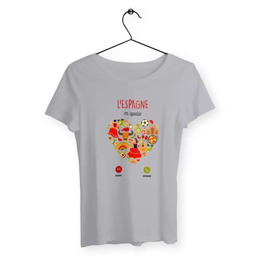 T-shirt femme avec l'inscription 'L'Espagne m'appelle', un design vibrant et exotique, parfait pour les amoureux de l'Espagne ou ceux rêvant de s'évader vers ce pays magnifique.