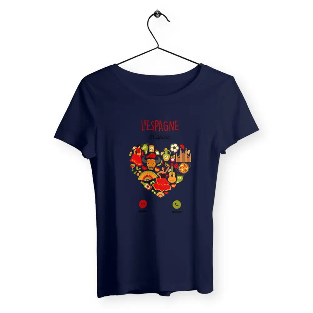 T-shirt femme avec l'inscription 'L'Espagne m'appelle', un design vibrant et exotique, parfait pour les amoureux de l'Espagne ou ceux rêvant de s'évader vers ce pays magnifique.