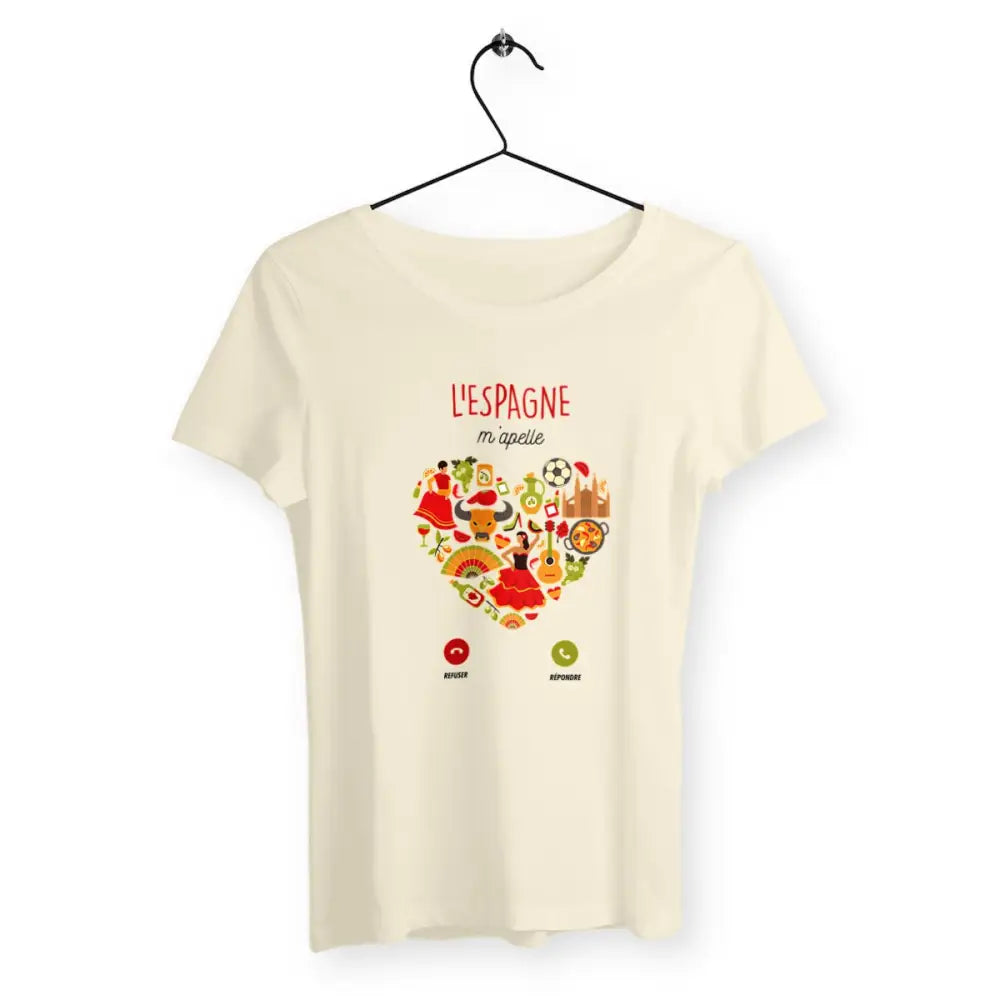 T-shirt femme avec l'inscription 'L'Espagne m'appelle', un design vibrant et exotique, parfait pour les amoureux de l'Espagne ou ceux rêvant de s'évader vers ce pays magnifique.