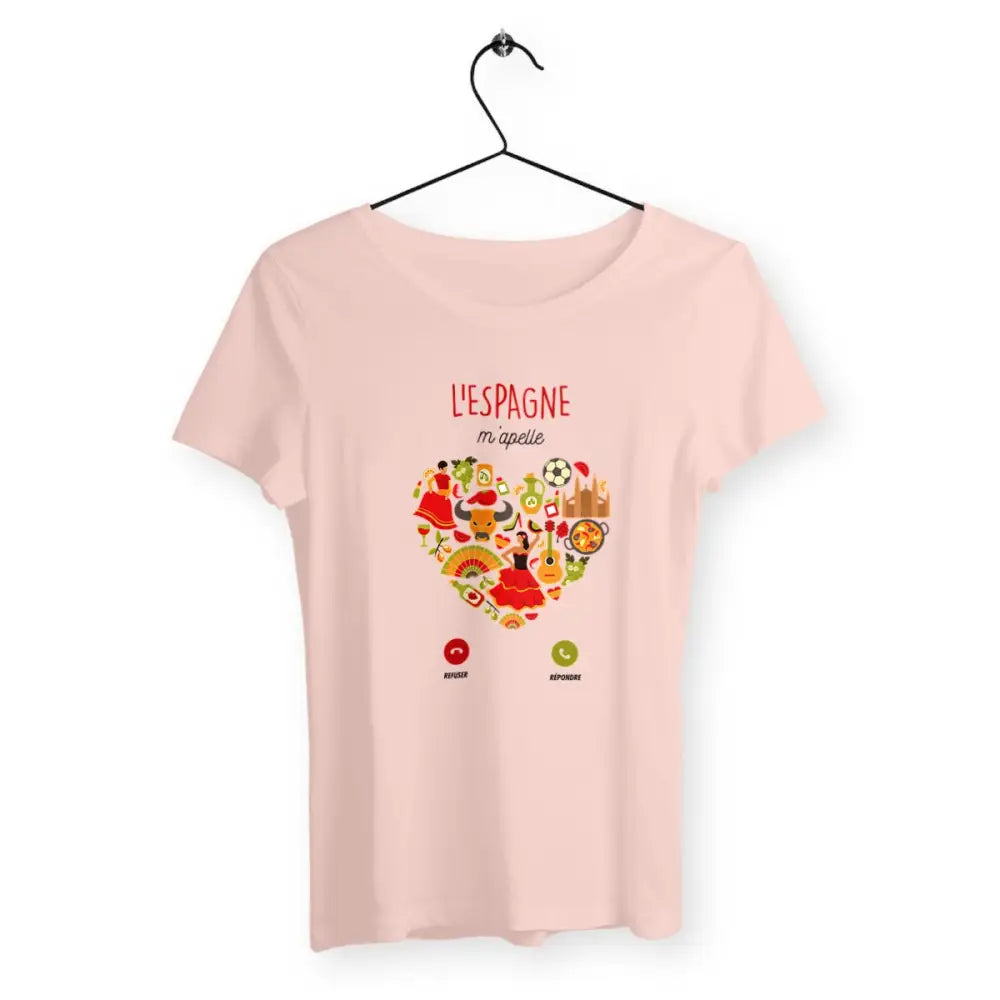 T-shirt femme avec l'inscription 'L'Espagne m'appelle', un design vibrant et exotique, parfait pour les amoureux de l'Espagne ou ceux rêvant de s'évader vers ce pays magnifique.