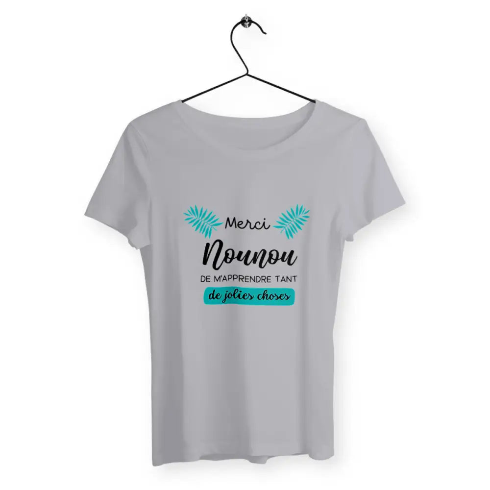 T-shirt femme avec l'inscription 'Merci nounou de m'apprendre tant de jolies choses', un design affectueux et reconnaissant, parfait pour exprimer la gratitude envers une nounou dévouée.