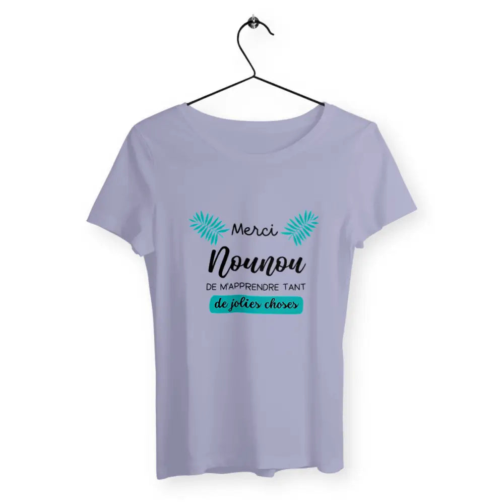 T-shirt femme avec l'inscription 'Merci nounou de m'apprendre tant de jolies choses', un design affectueux et reconnaissant, parfait pour exprimer la gratitude envers une nounou dévouée.