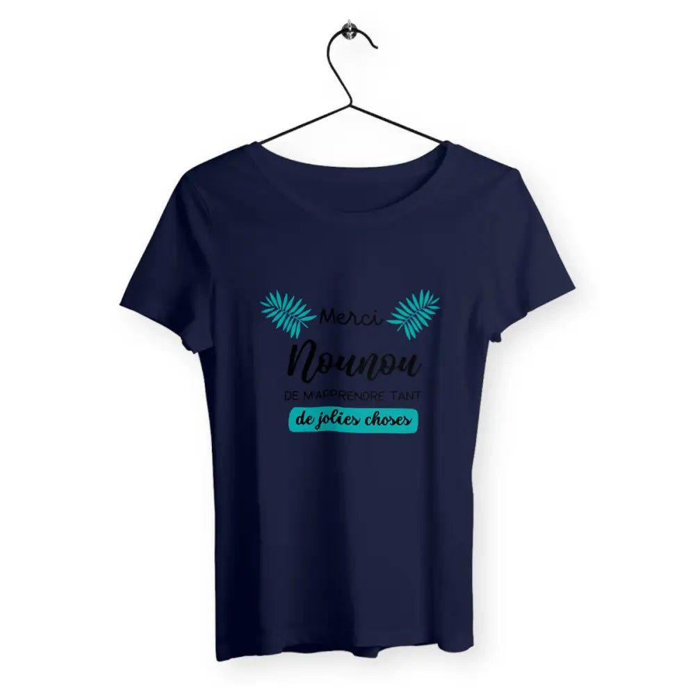 T-shirt femme avec l'inscription 'Merci nounou de m'apprendre tant de jolies choses', un design affectueux et reconnaissant, parfait pour exprimer la gratitude envers une nounou dévouée.