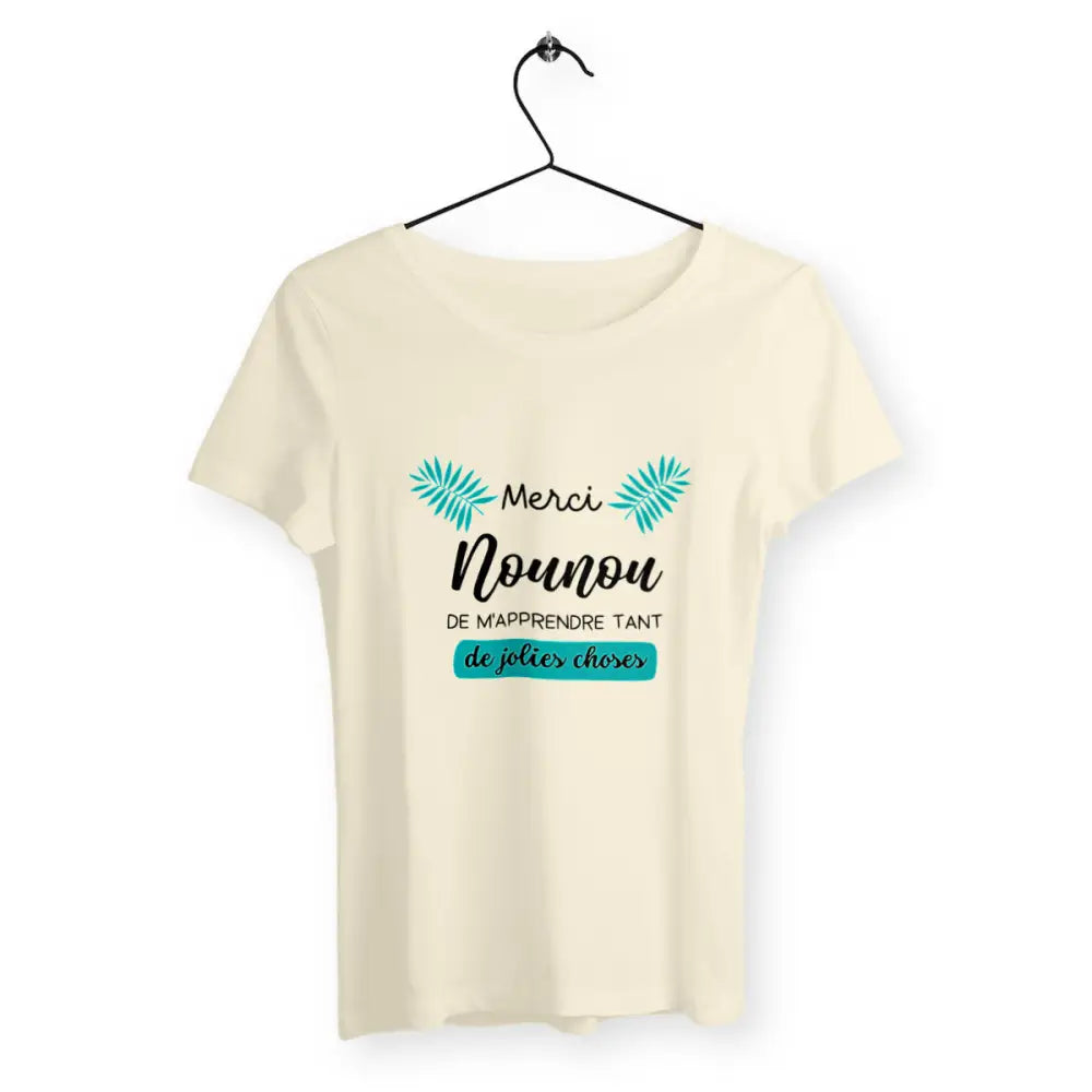 T-shirt femme avec l'inscription 'Merci nounou de m'apprendre tant de jolies choses', un design affectueux et reconnaissant, parfait pour exprimer la gratitude envers une nounou dévouée.