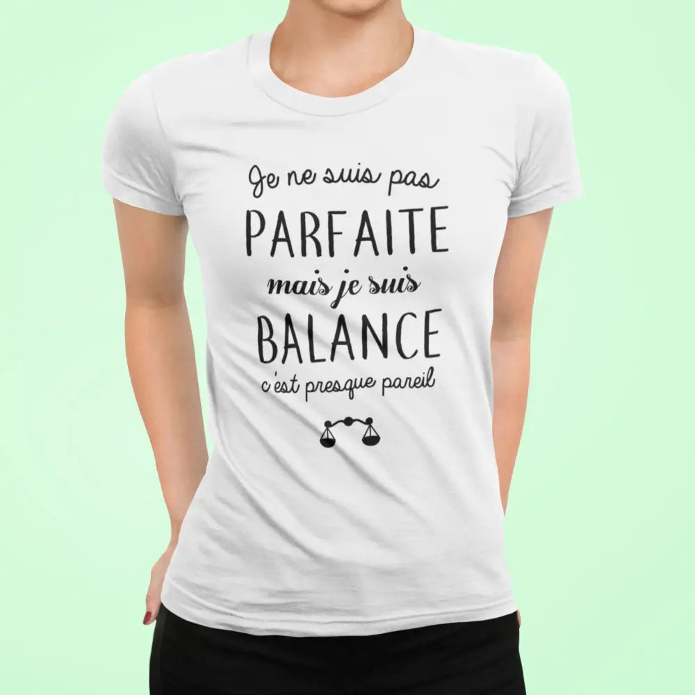 T-shirt femme "Pas parfaite mais balance" – Un design unique pour les femmes nées sous le signe de la Balance, symbolisant l'équilibre, l'harmonie et la beauté intérieure, tout en affirmant fièrement leur personnalité.
