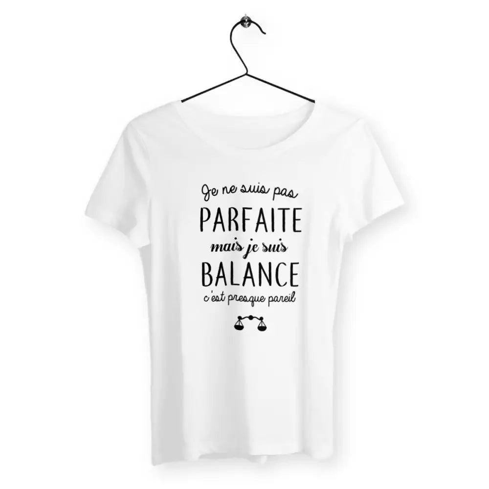 T-shirt femme "Pas parfaite mais balance" – Un design unique pour les femmes nées sous le signe de la Balance, symbolisant l'équilibre, l'harmonie et la beauté intérieure, tout en affirmant fièrement leur personnalité.