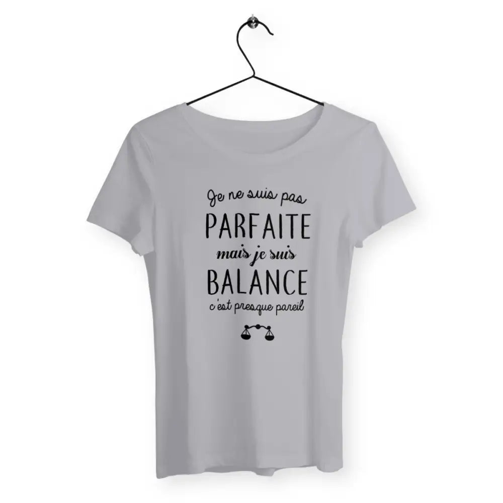 T-shirt femme "Pas parfaite mais balance" – Un design unique pour les femmes nées sous le signe de la Balance, symbolisant l'équilibre, l'harmonie et la beauté intérieure, tout en affirmant fièrement leur personnalité.