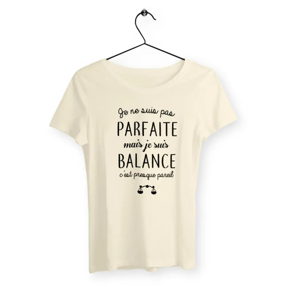 T-shirt femme "Pas parfaite mais balance" – Un design unique pour les femmes nées sous le signe de la Balance, symbolisant l'équilibre, l'harmonie et la beauté intérieure, tout en affirmant fièrement leur personnalité.