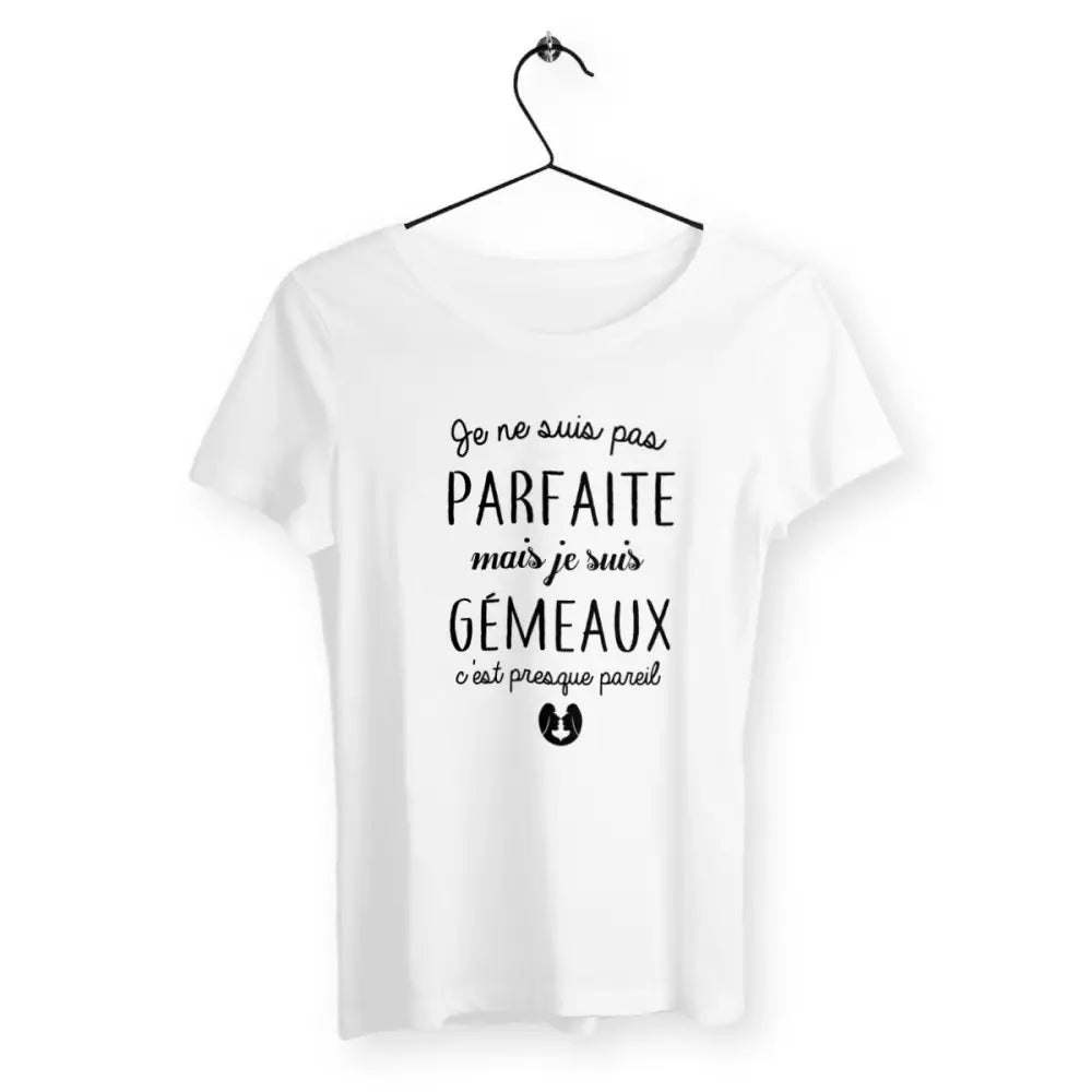 T-shirt femme avec l'inscription "Pas parfaite mais Gémeaux", parfait pour les passionnées d'astrologie. Design original mettant en valeur le signe astrologique Gémeaux avec une touche d'humour. Idéal en cadeau pour une femme née sous le signe des Gémeaux.