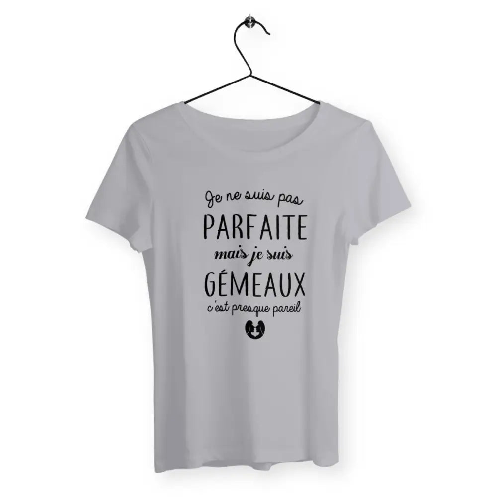 T-shirt femme avec l'inscription "Pas parfaite mais Gémeaux", parfait pour les passionnées d'astrologie. Design original mettant en valeur le signe astrologique Gémeaux avec une touche d'humour. Idéal en cadeau pour une femme née sous le signe des Gémeaux.