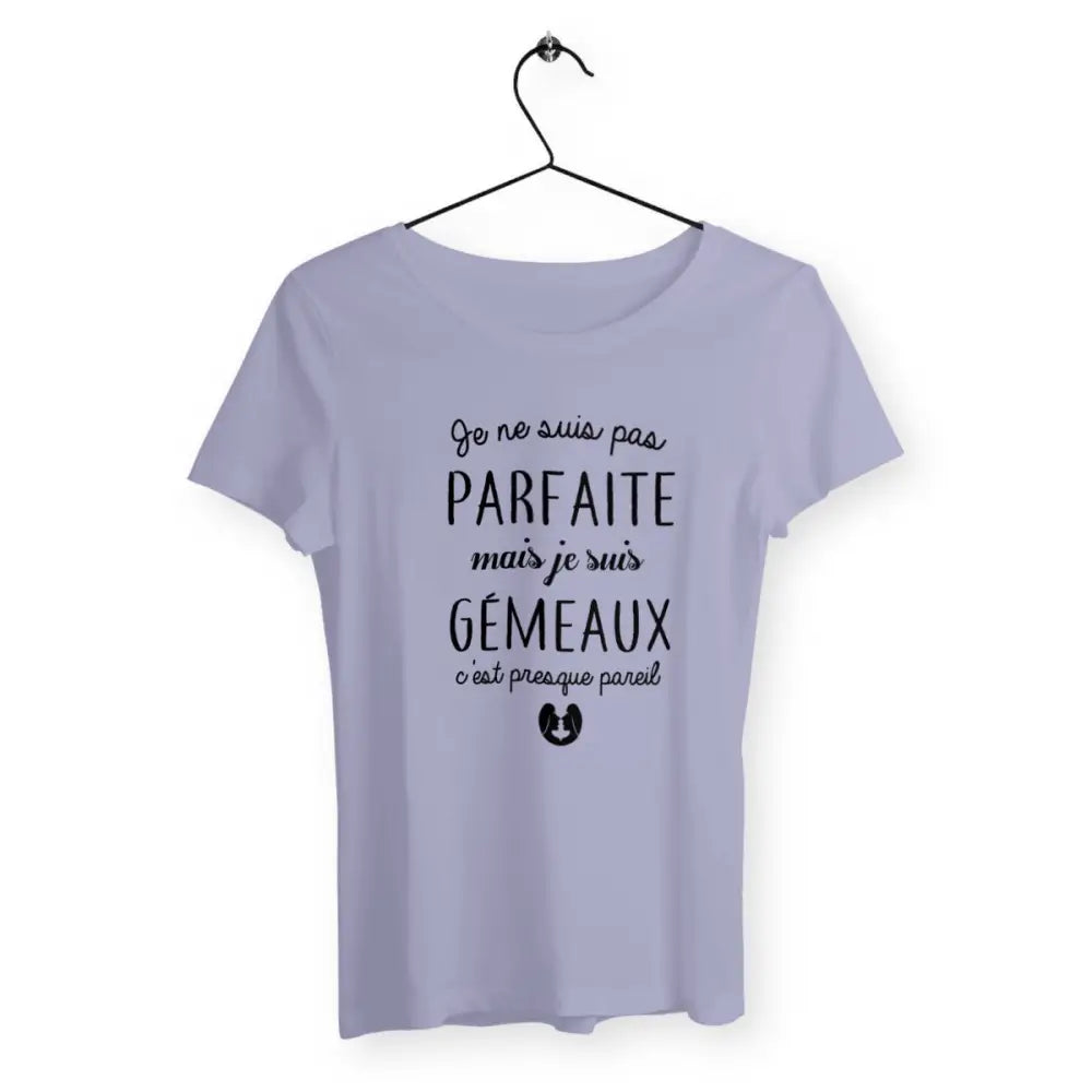 T-shirt femme avec l'inscription "Pas parfaite mais Gémeaux", parfait pour les passionnées d'astrologie. Design original mettant en valeur le signe astrologique Gémeaux avec une touche d'humour. Idéal en cadeau pour une femme née sous le signe des Gémeaux.