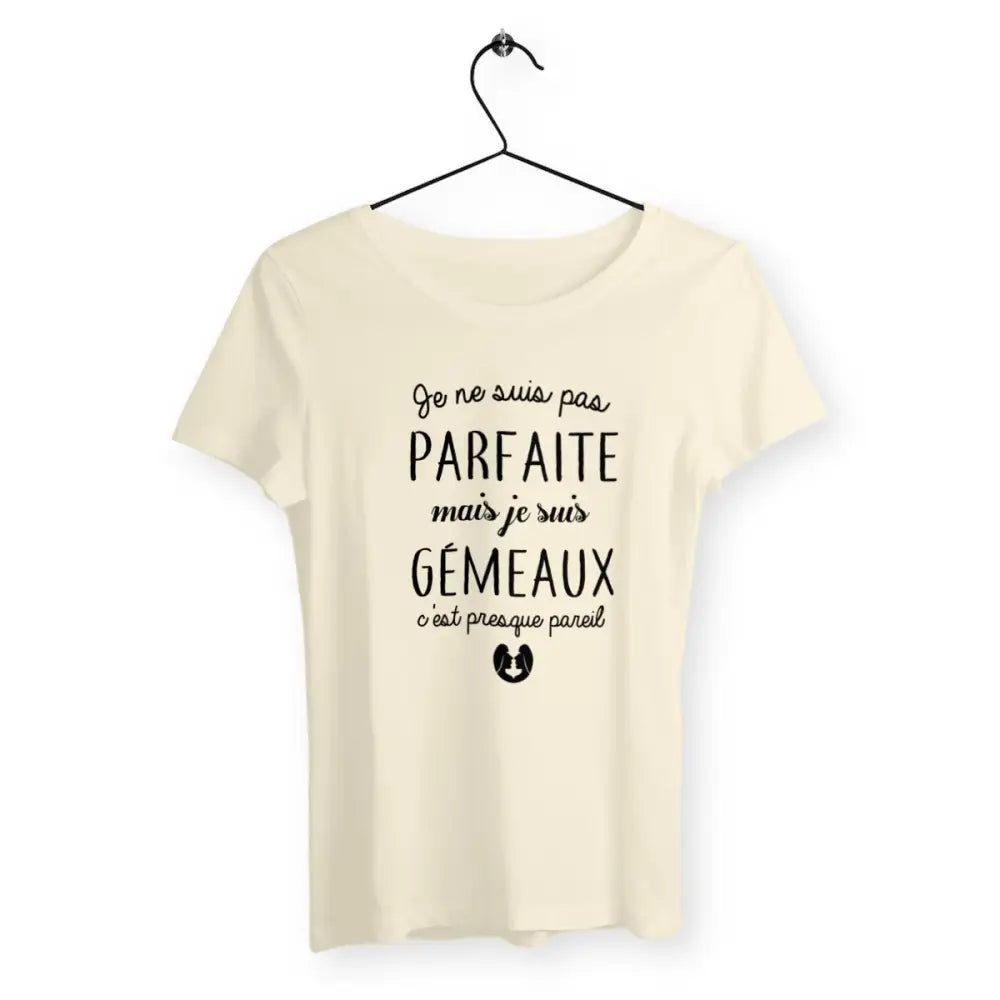 T-shirt femme avec l'inscription "Pas parfaite mais Gémeaux", parfait pour les passionnées d'astrologie. Design original mettant en valeur le signe astrologique Gémeaux avec une touche d'humour. Idéal en cadeau pour une femme née sous le signe des Gémeaux.