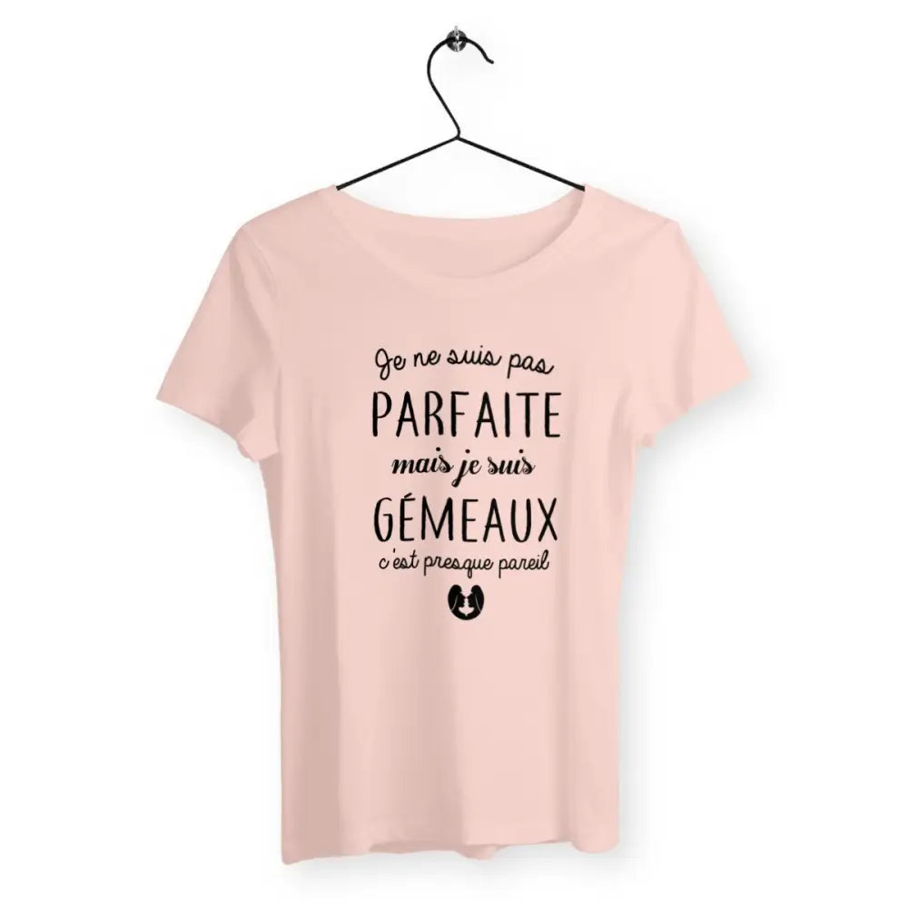 T-shirt femme avec l'inscription "Pas parfaite mais Gémeaux", parfait pour les passionnées d'astrologie. Design original mettant en valeur le signe astrologique Gémeaux avec une touche d'humour. Idéal en cadeau pour une femme née sous le signe des Gémeaux.