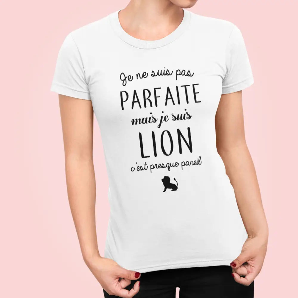 T-shirt femme "Pas parfaite mais lion" – Un design audacieux pour celles qui revendiquent leur force et leur unicité avec une touche de caractère. Parfait pour afficher votre côté sauvage et confiant !