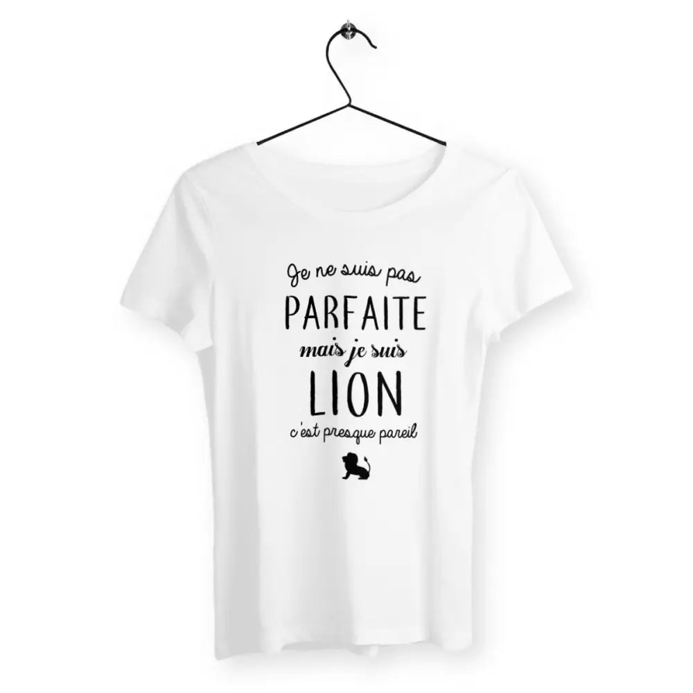T-shirt femme "Pas parfaite mais lion" – Un design audacieux pour celles qui revendiquent leur force et leur unicité avec une touche de caractère. Parfait pour afficher votre côté sauvage et confiant !