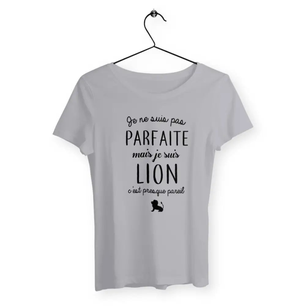 T-shirt femme "Pas parfaite mais lion" – Un design audacieux pour celles qui revendiquent leur force et leur unicité avec une touche de caractère. Parfait pour afficher votre côté sauvage et confiant !