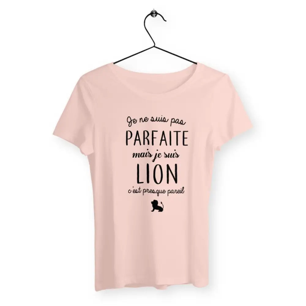T-shirt femme "Pas parfaite mais lion" – Un design audacieux pour celles qui revendiquent leur force et leur unicité avec une touche de caractère. Parfait pour afficher votre côté sauvage et confiant !