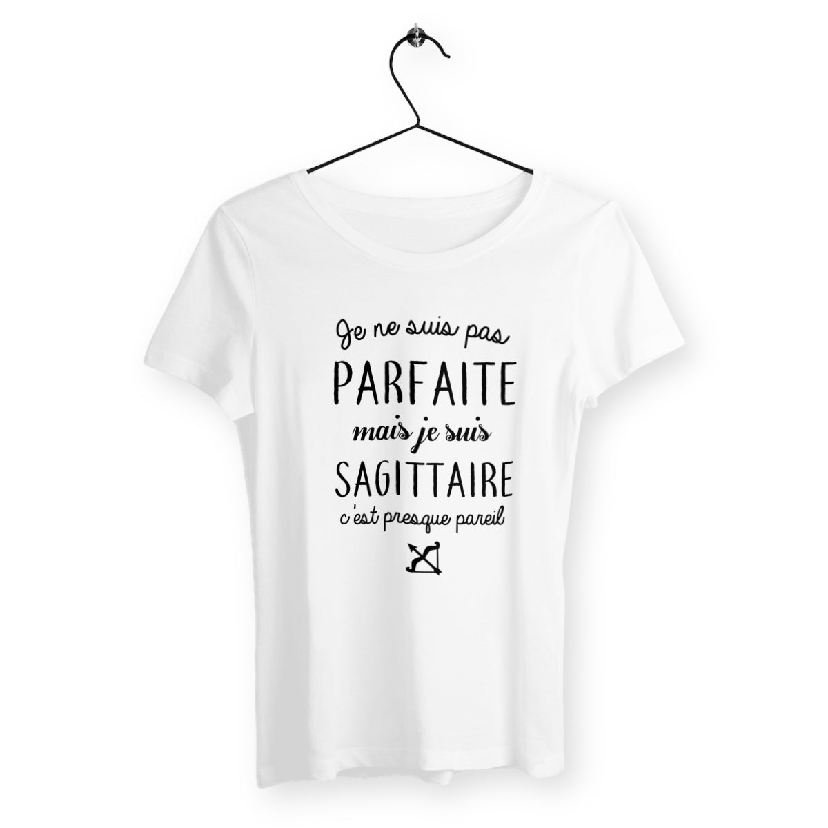 T-shirt femme avec l'inscription "Pas parfaite mais Sagittaire", idéal pour les passionnées d'astrologie et de mode. Design original mettant en valeur la personnalité aventureuse et indépendante des Sagittaires. Parfait comme cadeau d'anniversaire ou pour afficher fièrement son signe astrologique.