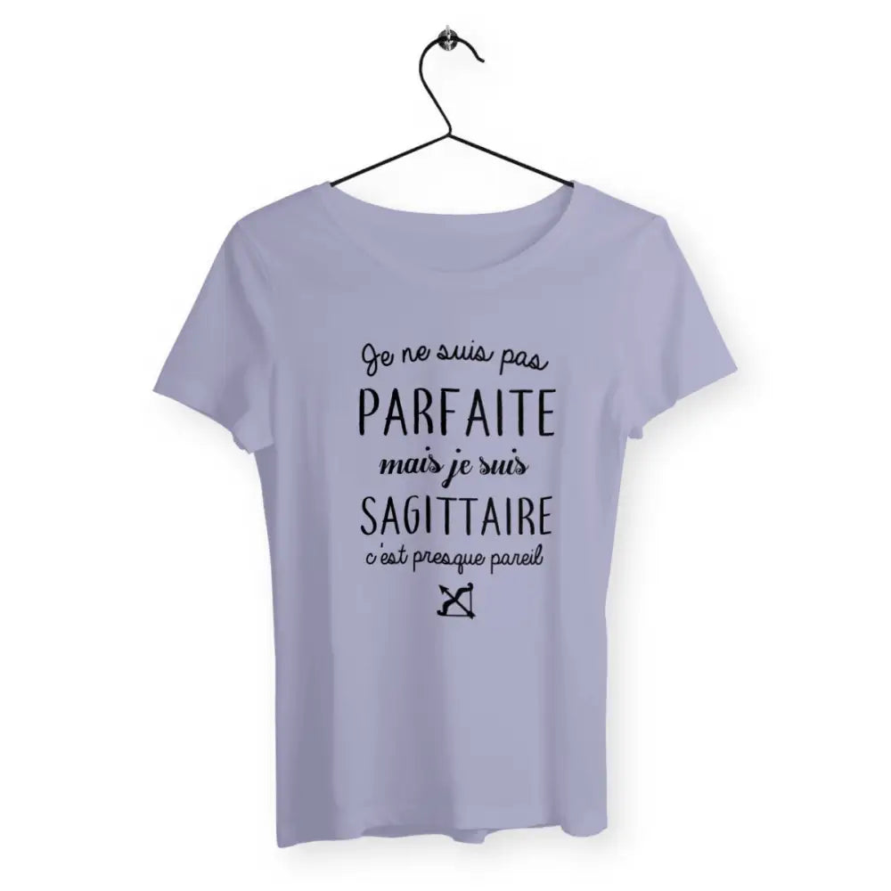 T-shirt femme avec l'inscription "Pas parfaite mais Sagittaire", idéal pour les passionnées d'astrologie et de mode. Design original mettant en valeur la personnalité aventureuse et indépendante des Sagittaires. Parfait comme cadeau d'anniversaire ou pour afficher fièrement son signe astrologique.
