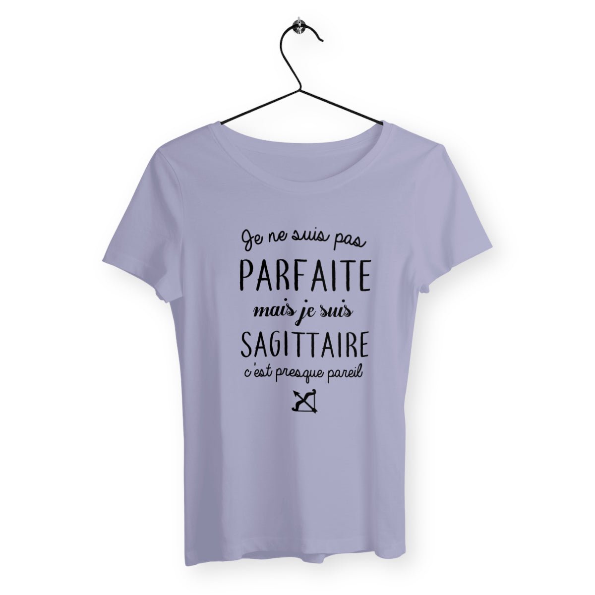 T-shirt femme avec l'inscription "Pas parfaite mais Sagittaire", idéal pour les passionnées d'astrologie et de mode. Design original mettant en valeur la personnalité aventureuse et indépendante des Sagittaires. Parfait comme cadeau d'anniversaire ou pour afficher fièrement son signe astrologique.