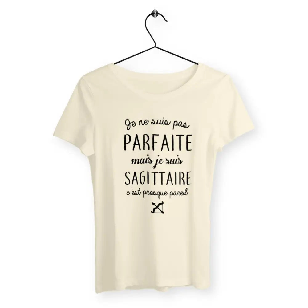 T-shirt femme avec l'inscription "Pas parfaite mais Sagittaire", idéal pour les passionnées d'astrologie et de mode. Design original mettant en valeur la personnalité aventureuse et indépendante des Sagittaires. Parfait comme cadeau d'anniversaire ou pour afficher fièrement son signe astrologique.