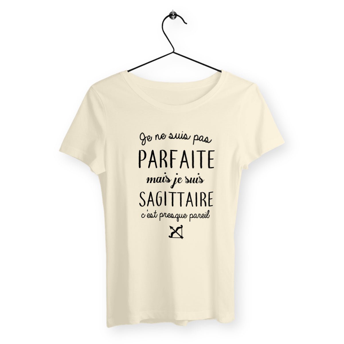 T-shirt femme avec l'inscription "Pas parfaite mais Sagittaire", idéal pour les passionnées d'astrologie et de mode. Design original mettant en valeur la personnalité aventureuse et indépendante des Sagittaires. Parfait comme cadeau d'anniversaire ou pour afficher fièrement son signe astrologique.