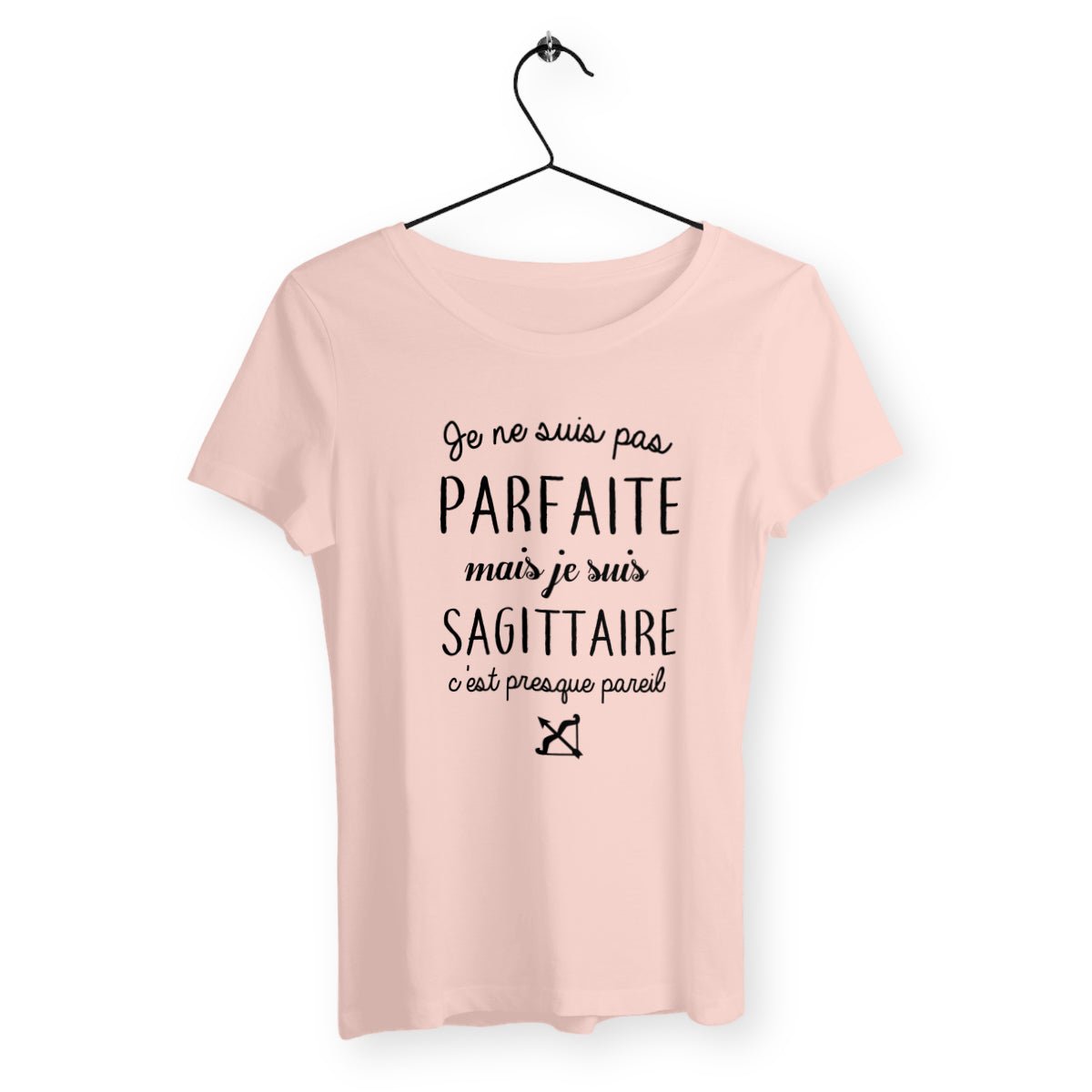 T-shirt femme avec l'inscription "Pas parfaite mais Sagittaire", idéal pour les passionnées d'astrologie et de mode. Design original mettant en valeur la personnalité aventureuse et indépendante des Sagittaires. Parfait comme cadeau d'anniversaire ou pour afficher fièrement son signe astrologique.