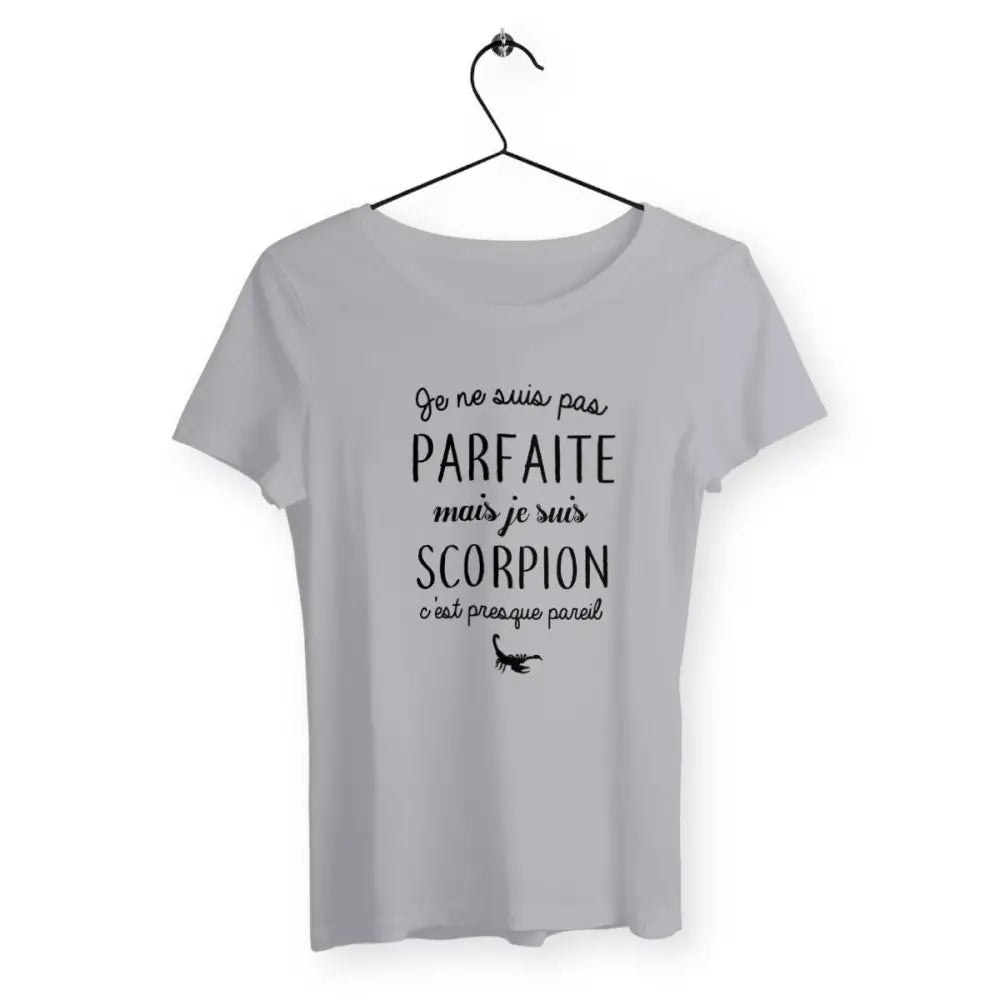 T-shirt femme "Pas parfaite mais Scorpion" – Un design original pour les passionnées d'astrologie et fières de leur signe du zodiaque Scorpion. Idéal pour afficher votre personnalité intense et mystérieuse avec style !