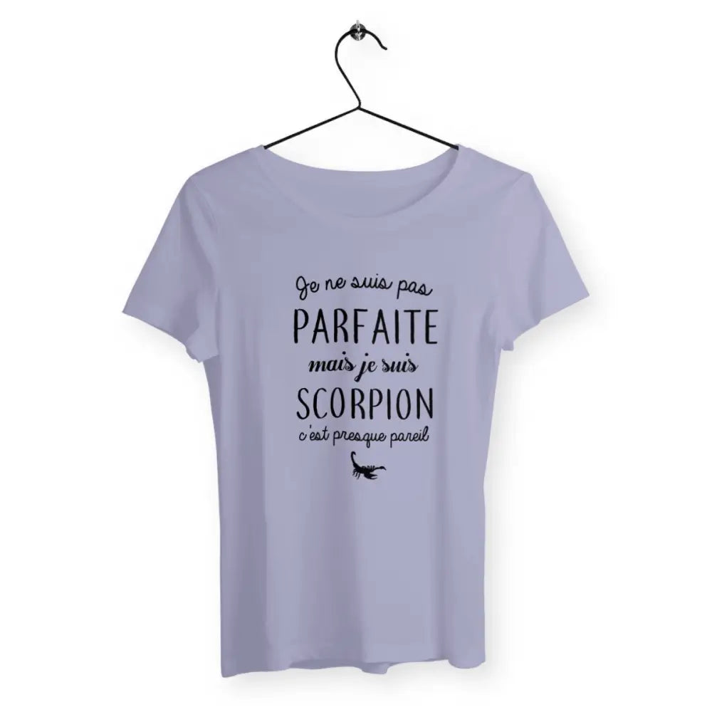 T-shirt femme "Pas parfaite mais Scorpion" – Un design original pour les passionnées d'astrologie et fières de leur signe du zodiaque Scorpion. Idéal pour afficher votre personnalité intense et mystérieuse avec style !