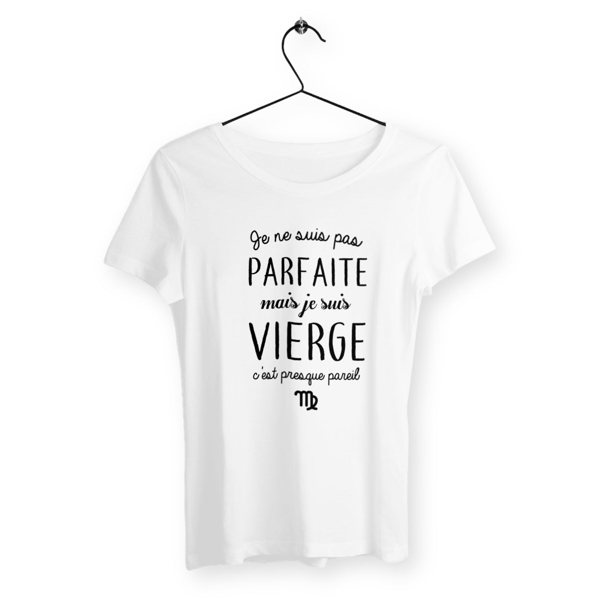T-shirt femme avec le message 'Pas parfaite mais Vierge' mettant en avant l'astrologie et le signe du zodiaque Vierge. Conçu pour les femmes fières de leur personnalité et de leur caractère unique, ce t-shirt combine confort et humour.