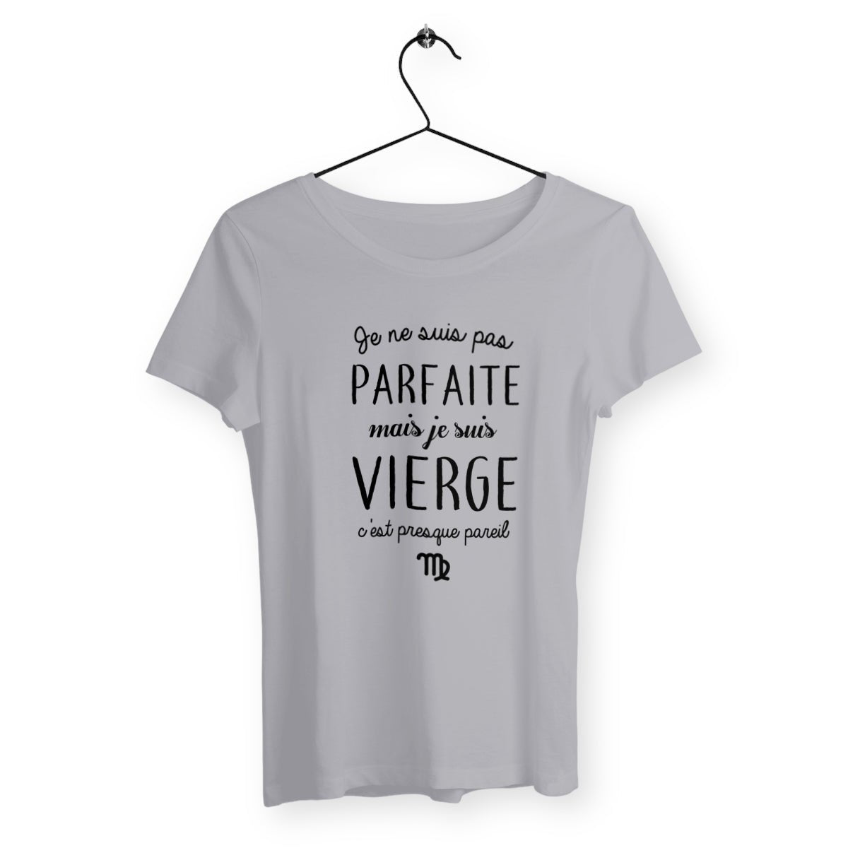 T-shirt femme avec le message 'Pas parfaite mais Vierge' mettant en avant l'astrologie et le signe du zodiaque Vierge. Conçu pour les femmes fières de leur personnalité et de leur caractère unique, ce t-shirt combine confort et humour.