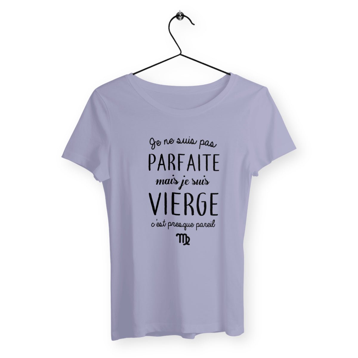T-shirt femme avec le message 'Pas parfaite mais Vierge' mettant en avant l'astrologie et le signe du zodiaque Vierge. Conçu pour les femmes fières de leur personnalité et de leur caractère unique, ce t-shirt combine confort et humour.