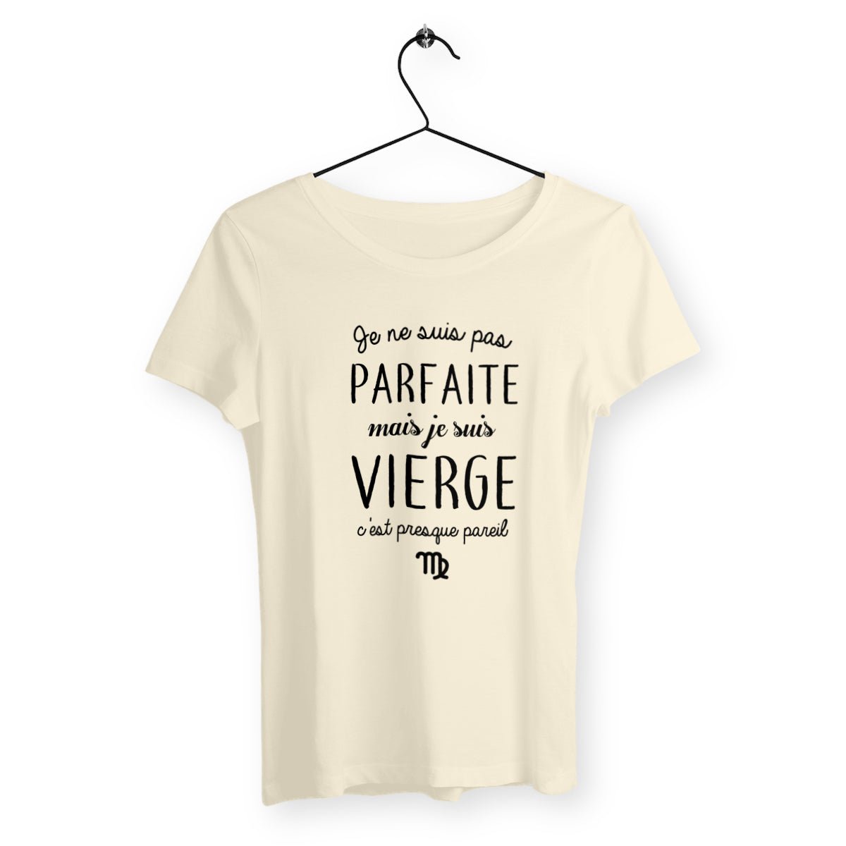 T-shirt femme avec le message 'Pas parfaite mais Vierge' mettant en avant l'astrologie et le signe du zodiaque Vierge. Conçu pour les femmes fières de leur personnalité et de leur caractère unique, ce t-shirt combine confort et humour.