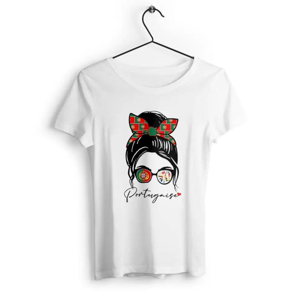 T-shirt femme avec l'inscription 'Portugaise', un design simple et élégant, parfait pour afficher fièrement ses origines ou son amour pour le Portugal.