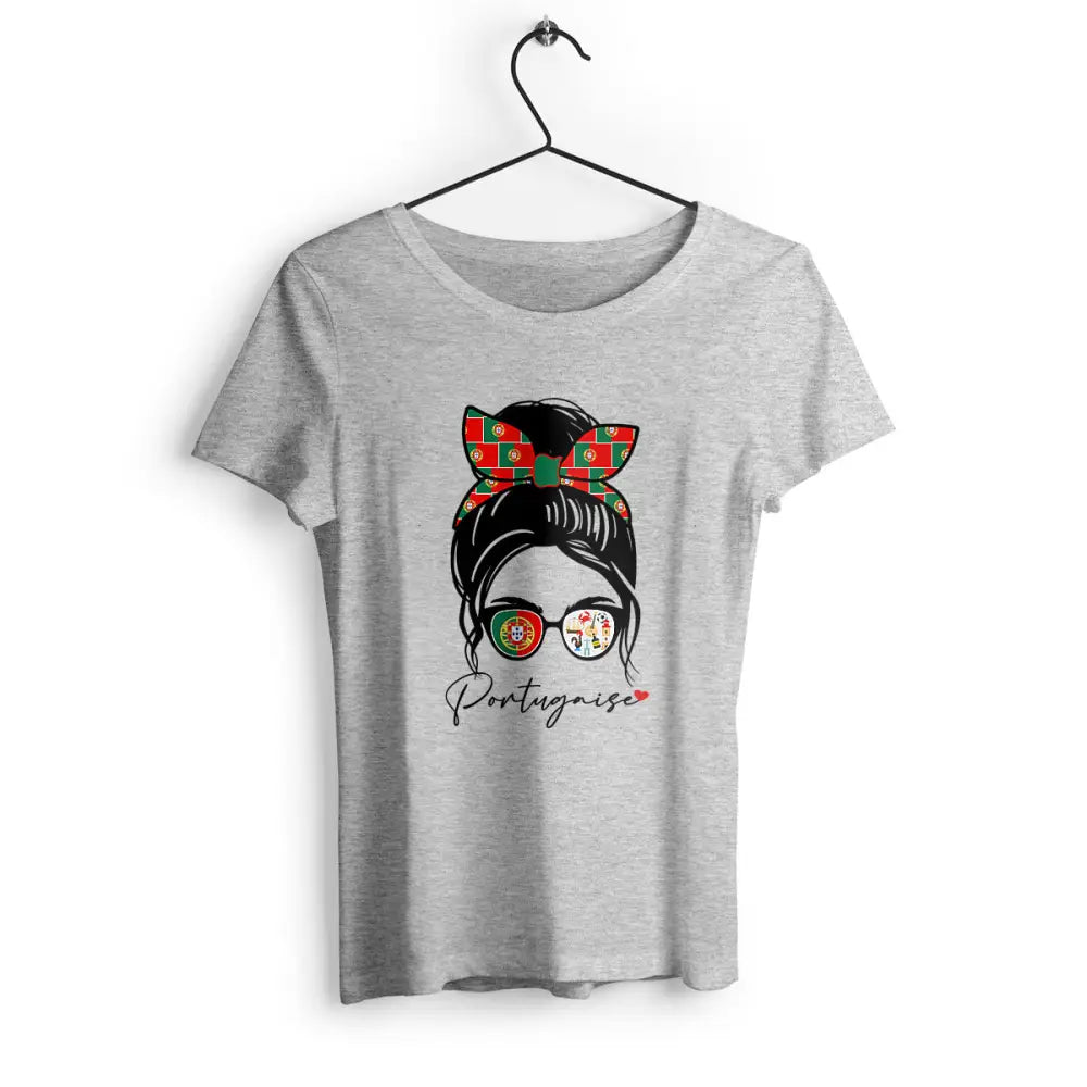 T-shirt femme avec l'inscription 'Portugaise', un design simple et élégant, parfait pour afficher fièrement ses origines ou son amour pour le Portugal.