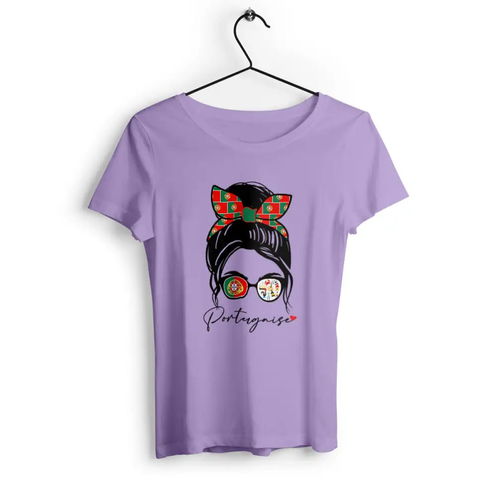 T-shirt femme avec l'inscription 'Portugaise', un design simple et élégant, parfait pour afficher fièrement ses origines ou son amour pour le Portugal.