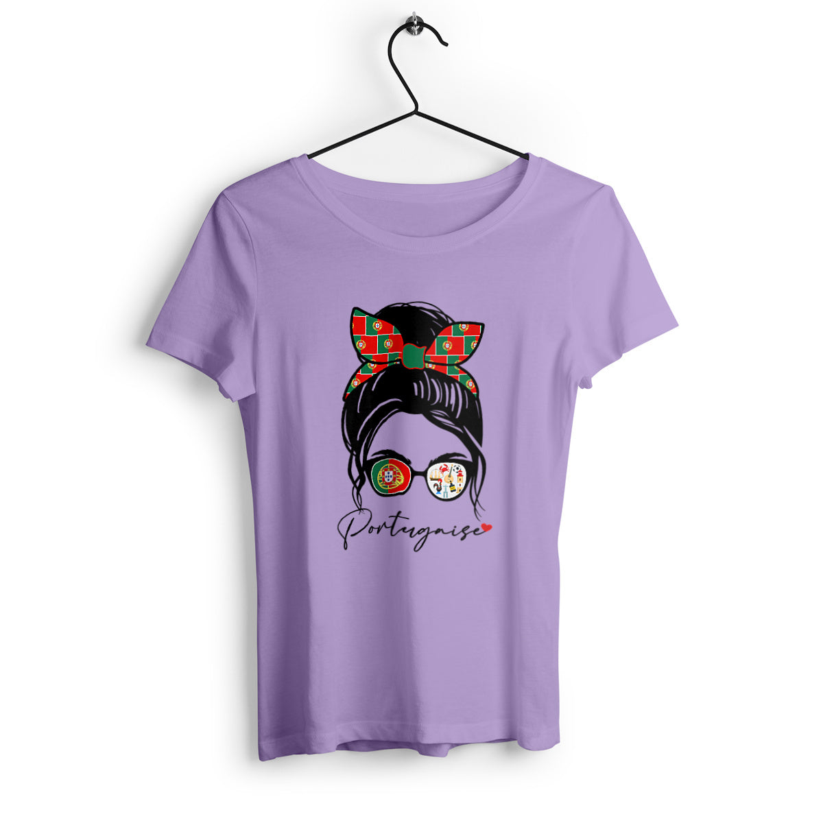 T-shirt femme avec l'inscription 'Portugaise', un design simple et élégant, parfait pour afficher fièrement ses origines ou son amour pour le Portugal.