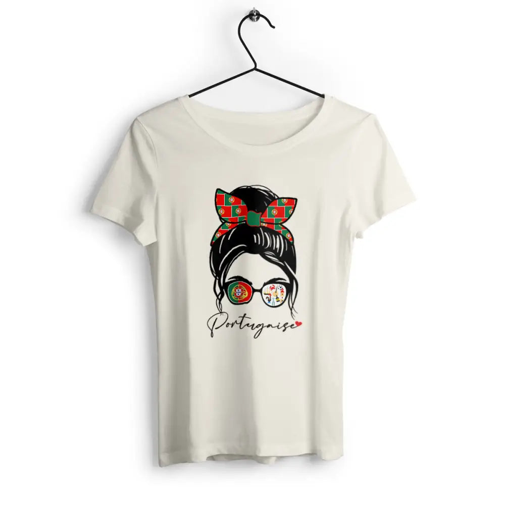 T-shirt femme avec l'inscription 'Portugaise', un design simple et élégant, parfait pour afficher fièrement ses origines ou son amour pour le Portugal.