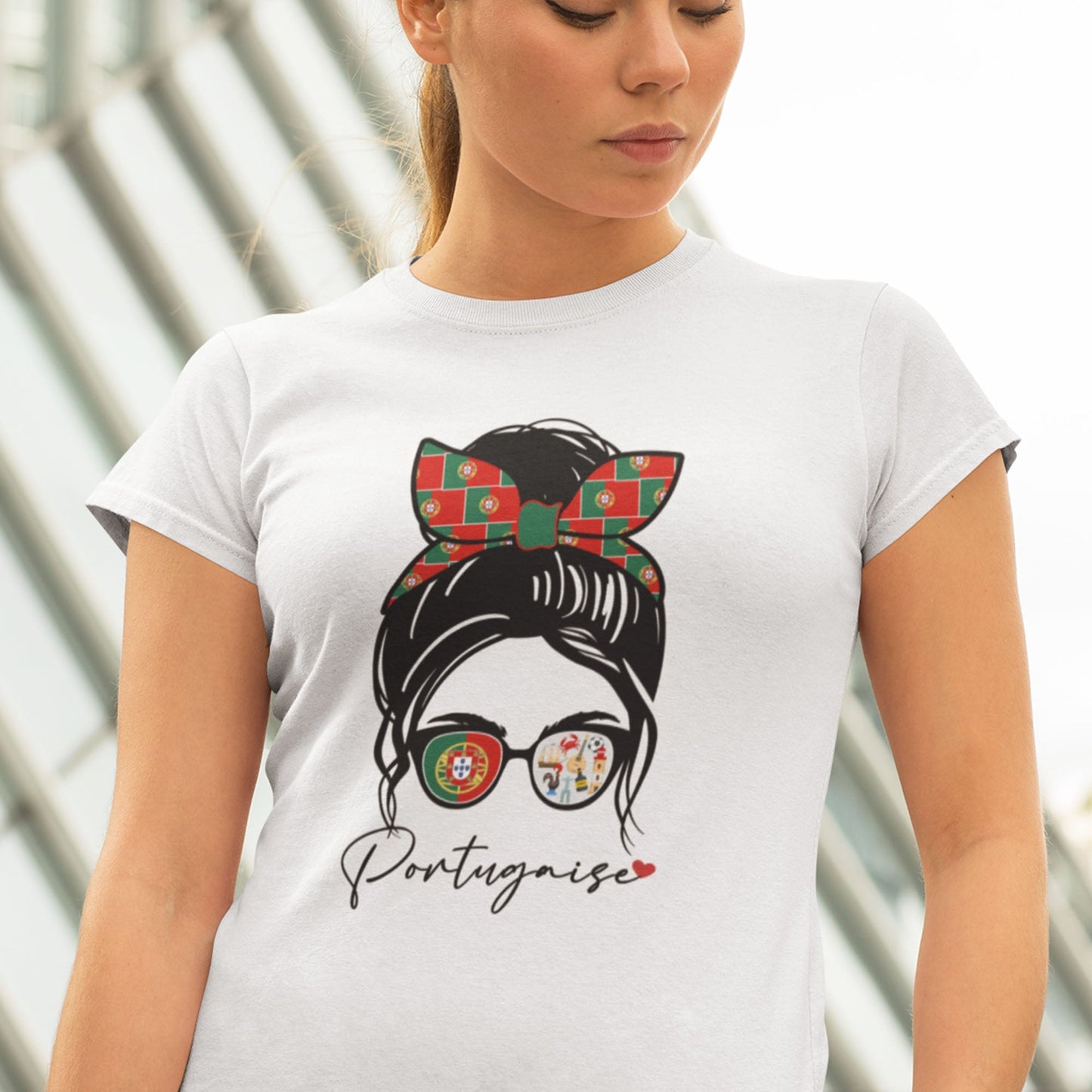T-shirt femme avec l'inscription 'Portugaise', un design simple et élégant, parfait pour afficher fièrement ses origines ou son amour pour le Portugal.