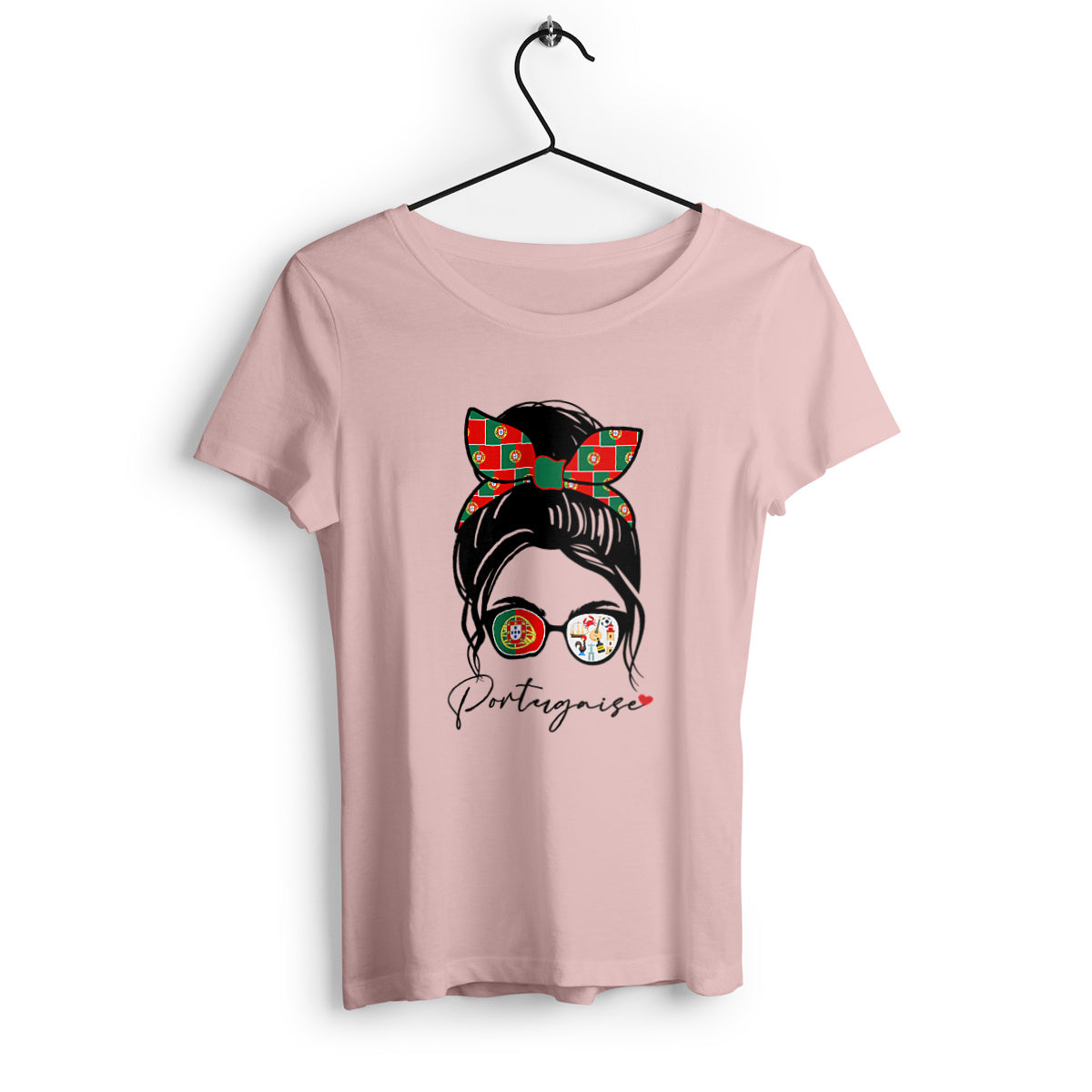 T-shirt femme avec l'inscription 'Portugaise', un design simple et élégant, parfait pour afficher fièrement ses origines ou son amour pour le Portugal.