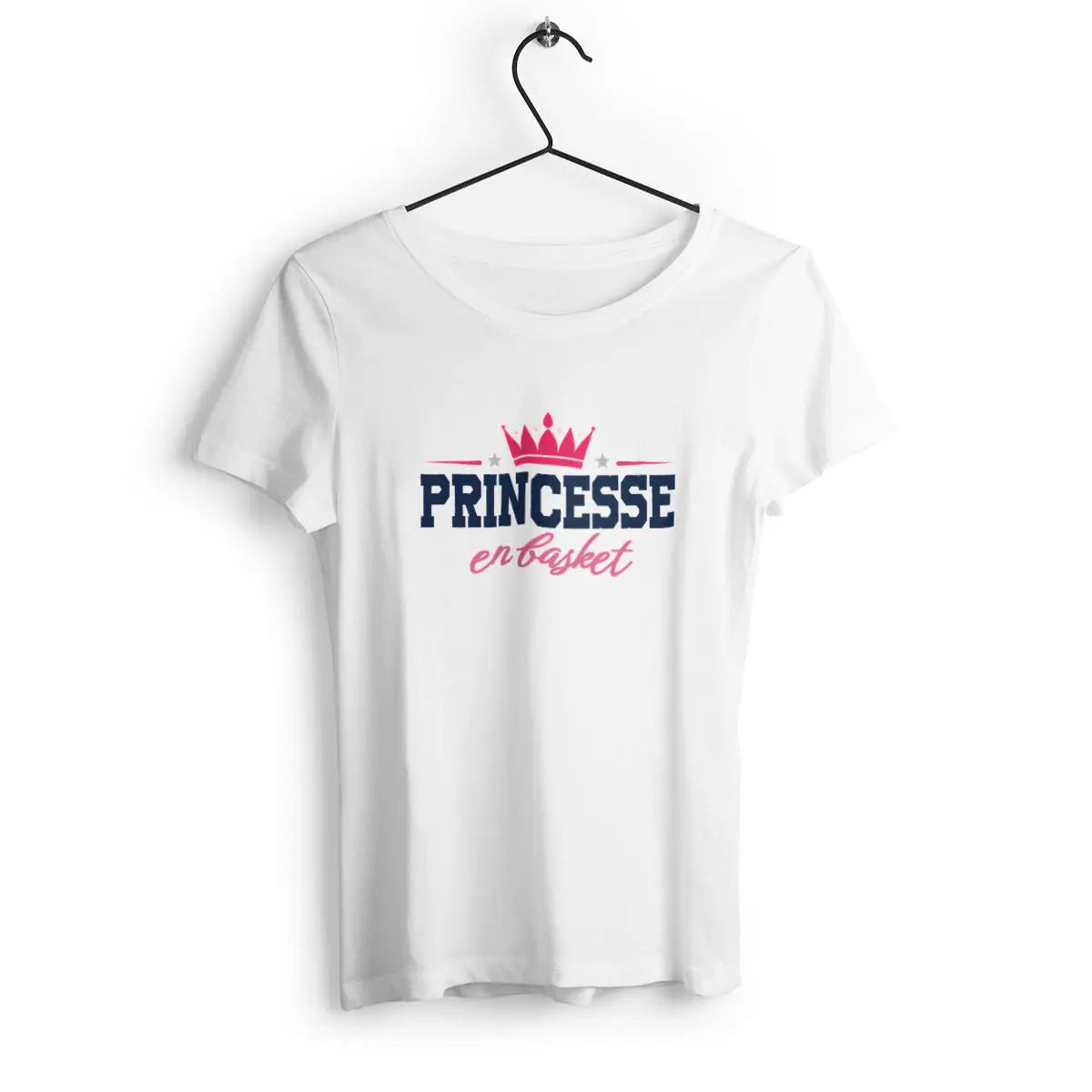 T-shirt femme avec l'inscription 'Princesse en basket', alliant élégance et confort avec un design moderne et décontracté, parfait pour une touche de fun et de style.