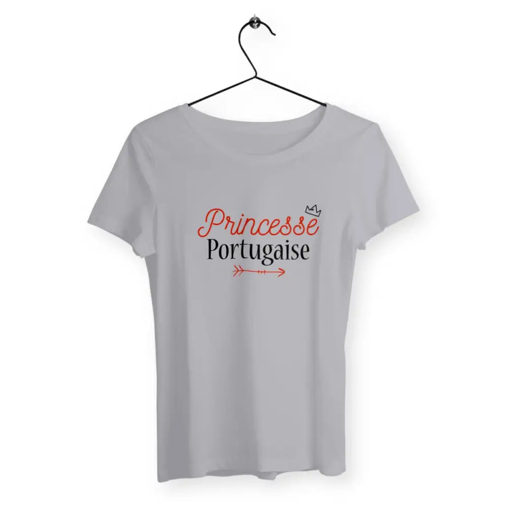 T-shirt femme avec l'inscription "Princesse portugaise", un modèle élégant et fier pour les femmes qui célèbrent leur héritage portugais avec une touche de royauté. Confortable et stylé, parfait pour afficher votre fierté culturelle avec humour et élégance.