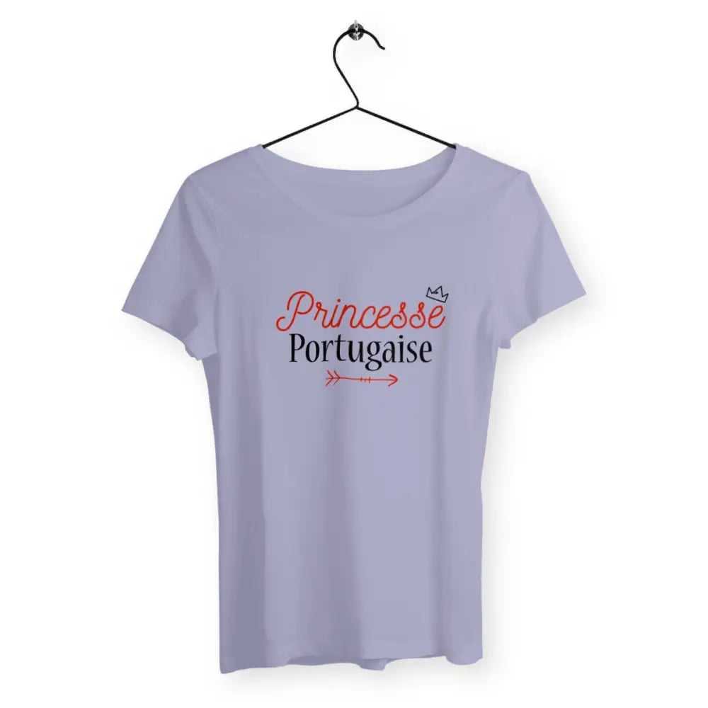 T-shirt femme avec l'inscription "Princesse portugaise", un modèle élégant et fier pour les femmes qui célèbrent leur héritage portugais avec une touche de royauté. Confortable et stylé, parfait pour afficher votre fierté culturelle avec humour et élégance.