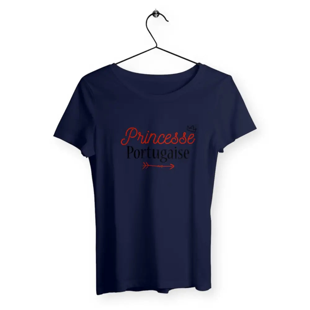 T-shirt femme avec l'inscription "Princesse portugaise", un modèle élégant et fier pour les femmes qui célèbrent leur héritage portugais avec une touche de royauté. Confortable et stylé, parfait pour afficher votre fierté culturelle avec humour et élégance.